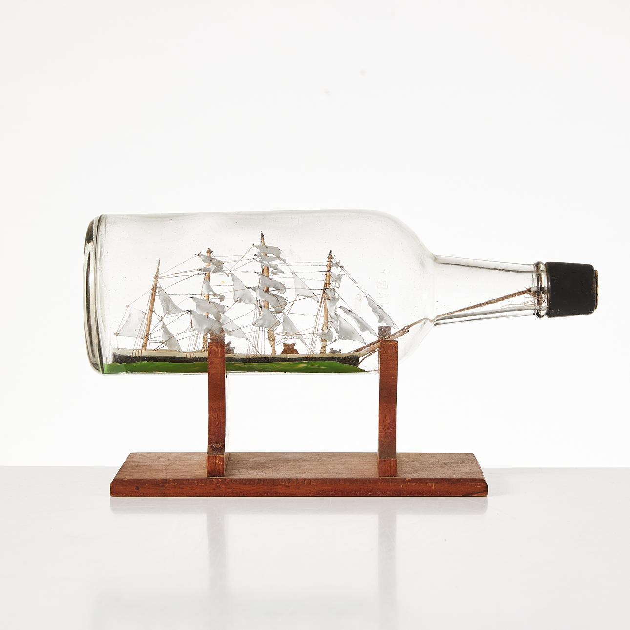 CLAES FLEMING (1886-1965). Flaschenschiff, das ein Diorama mit Modell eines Viermast-Segelschiffs enthält.