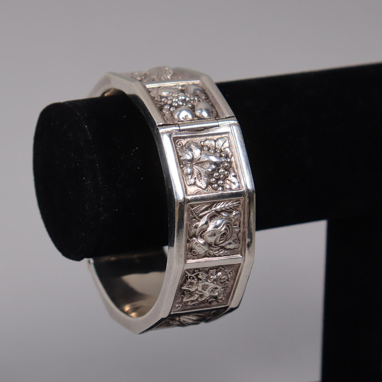 ARMBÅND, sølv, indretning af blomster og planter.