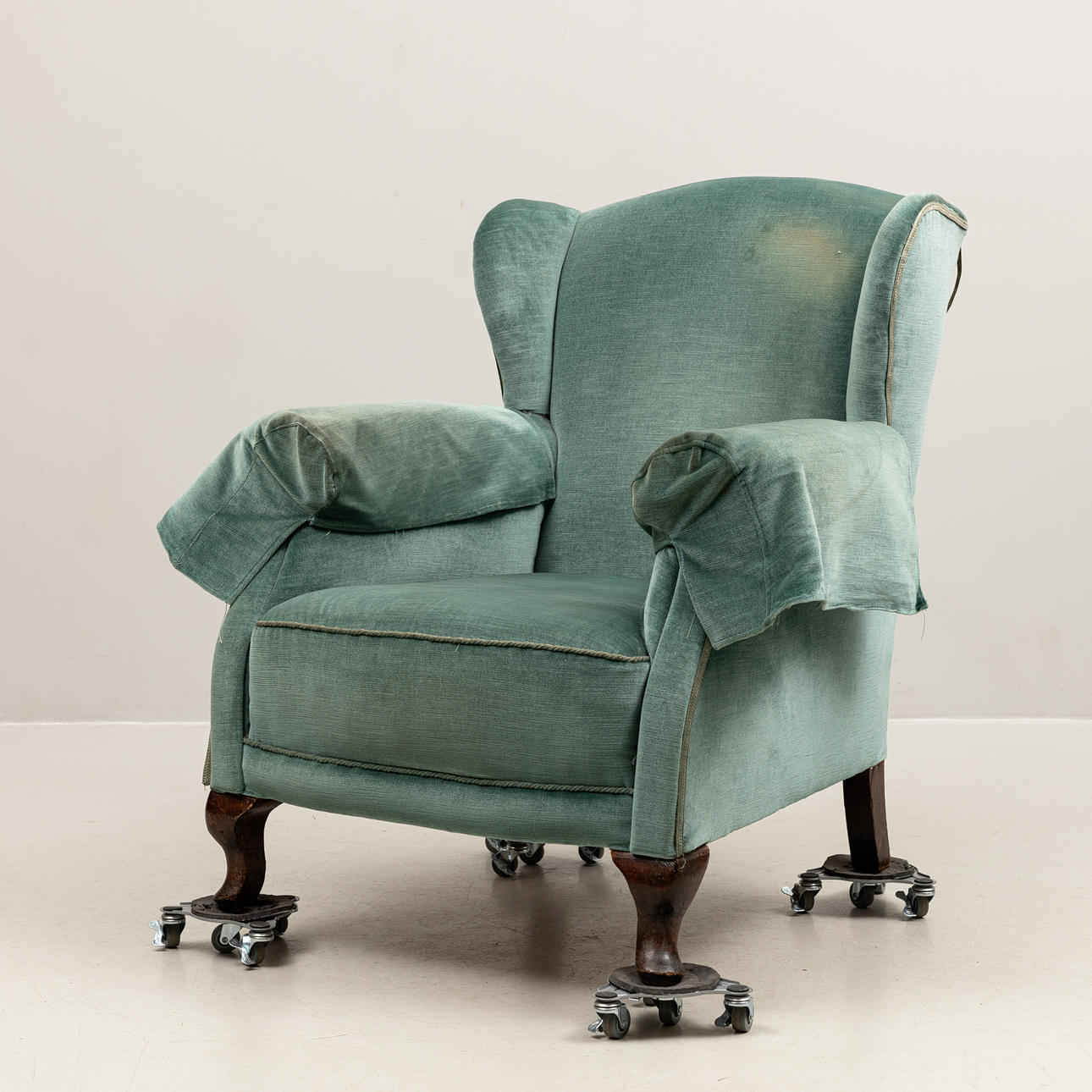 SILLÓN CON OREJERAS. Primera mitad del siglo XX.