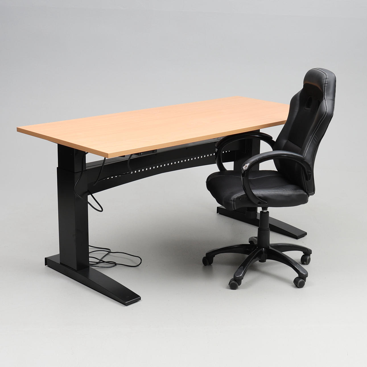 SKRIVBORD MED STOL. Bord Gerdmans.