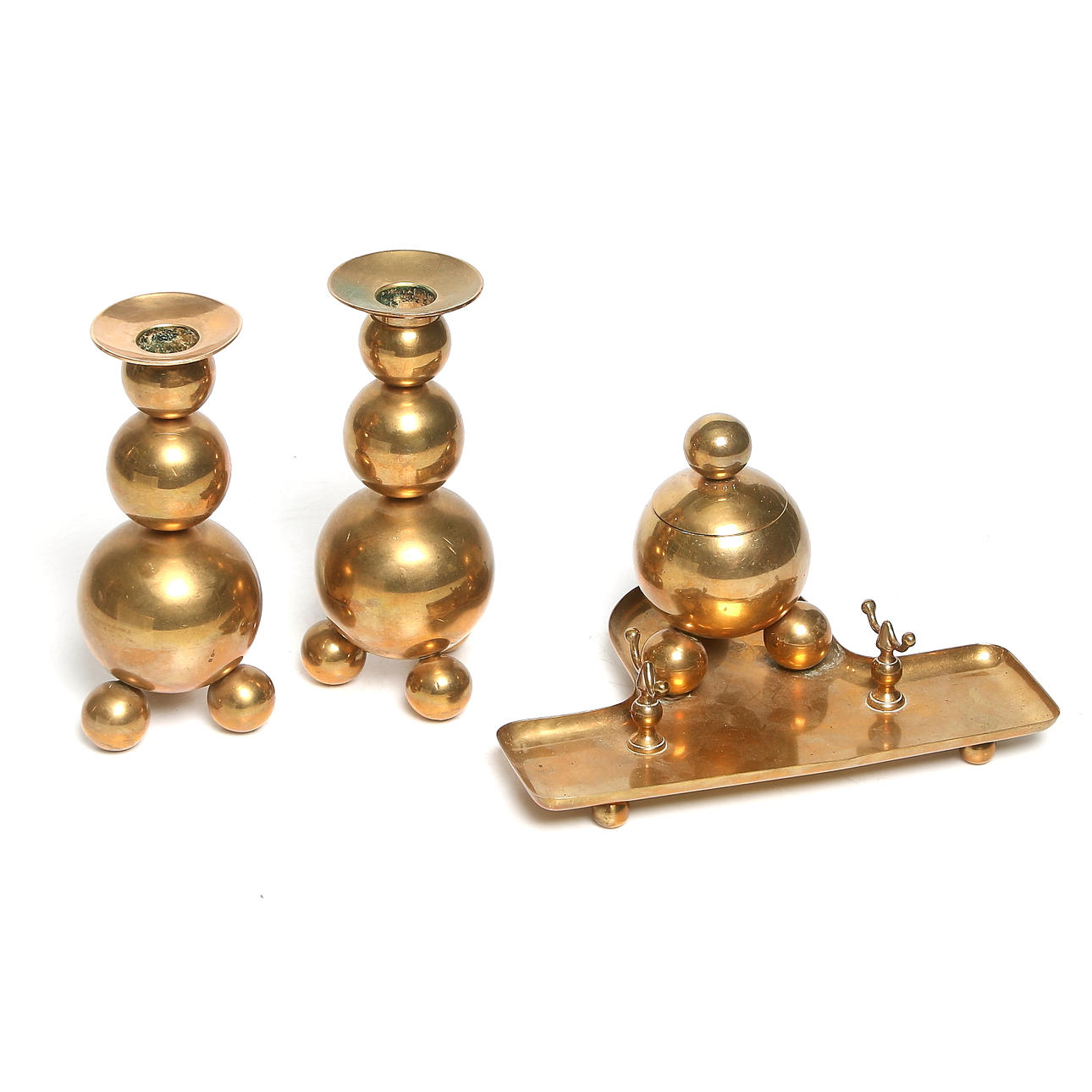 LJUSSTAKAR, ett par samt SKRIVBORDSUPPSATS, mässing, Gusum Bruk. 1900-tal.