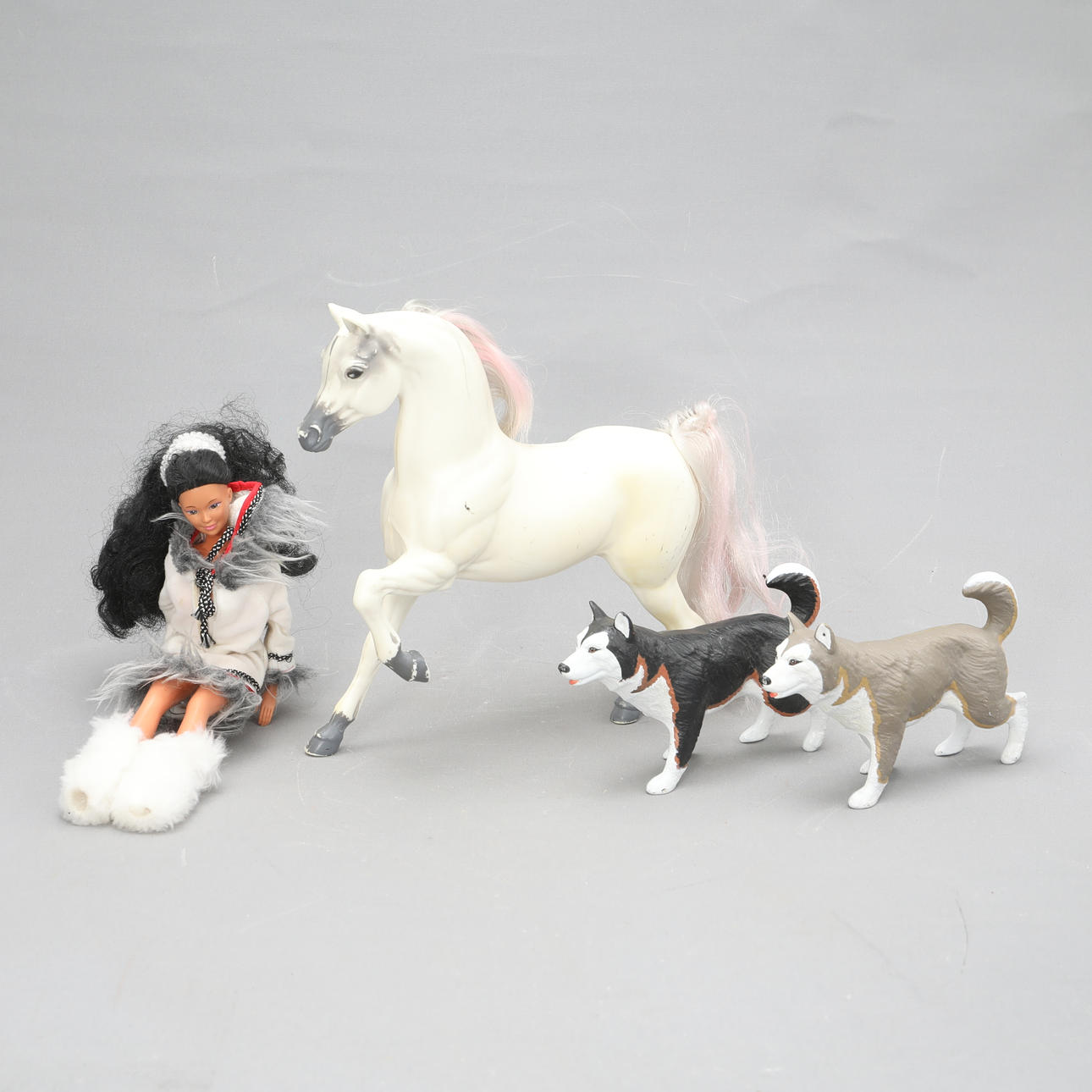 BARBIE ESKIMO, samt 2 hunde og en hest.