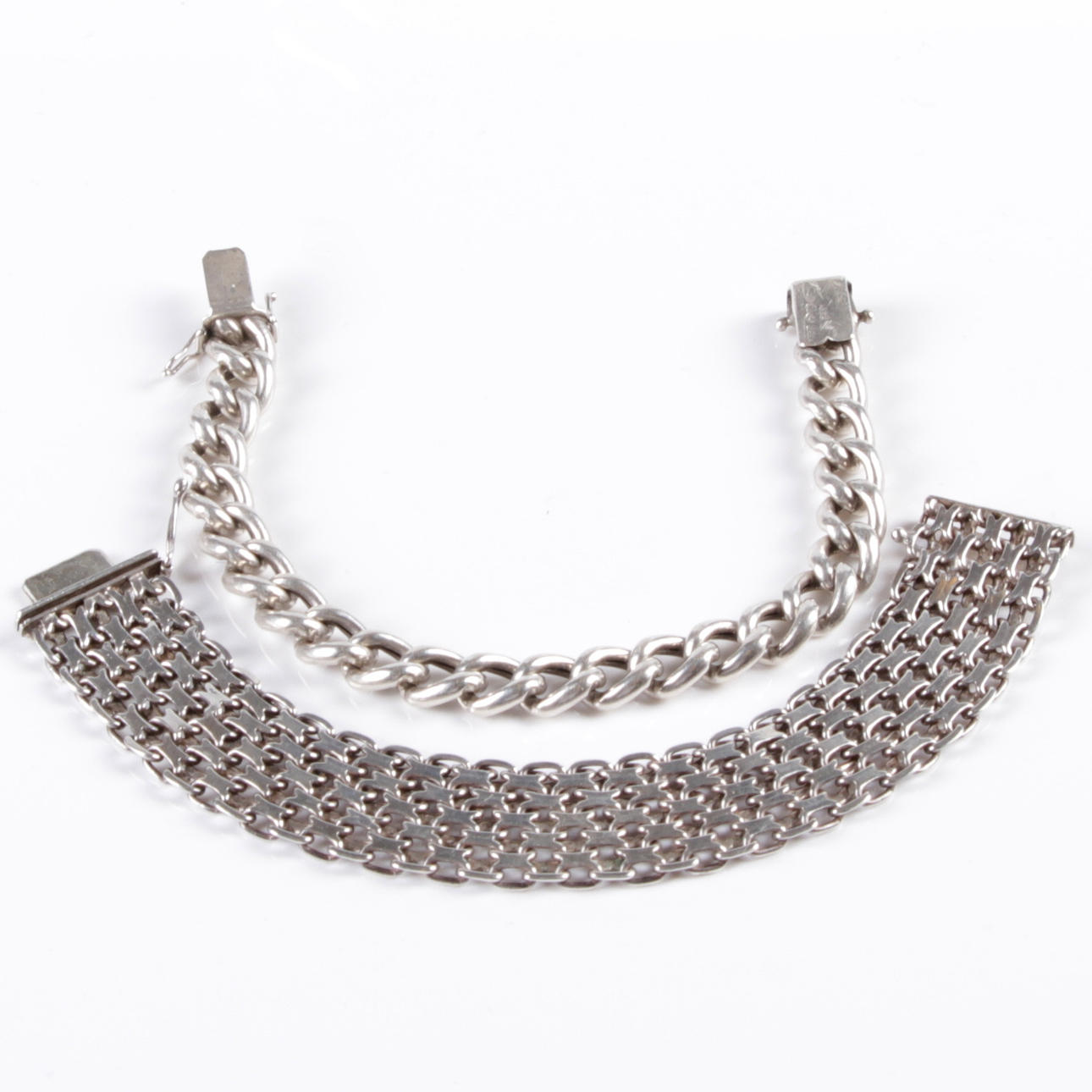 ARMBAND, 2 st. Silver, x-länk samt bismarck, 1900-tal.