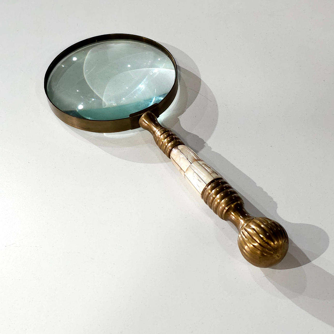 Lupe mit Metall- und Perlmuttgriff.