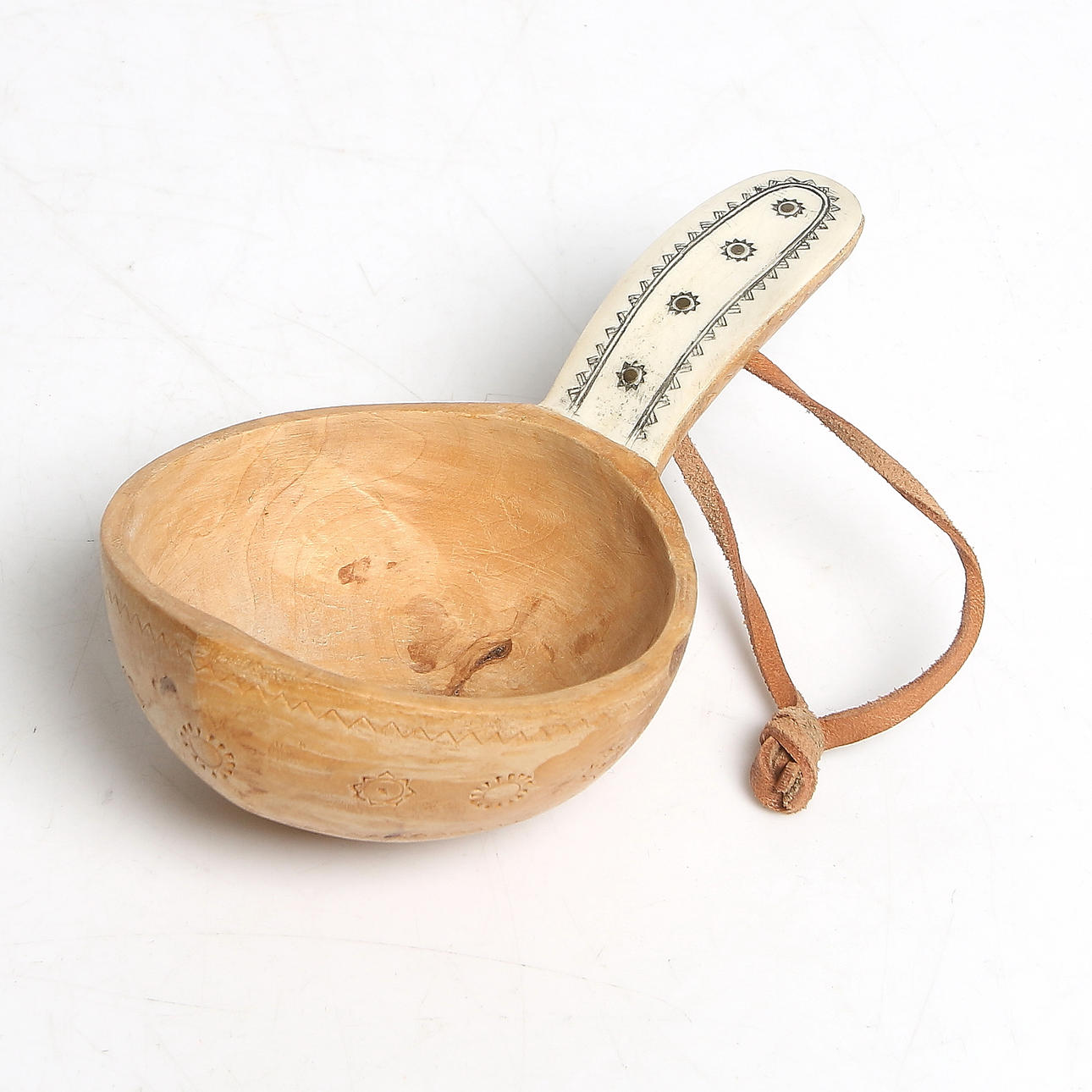 ANTON ENARSSON. Kåsa, trä och horn, sameslöjd, Arjeplog, signerad, 1900-tal.