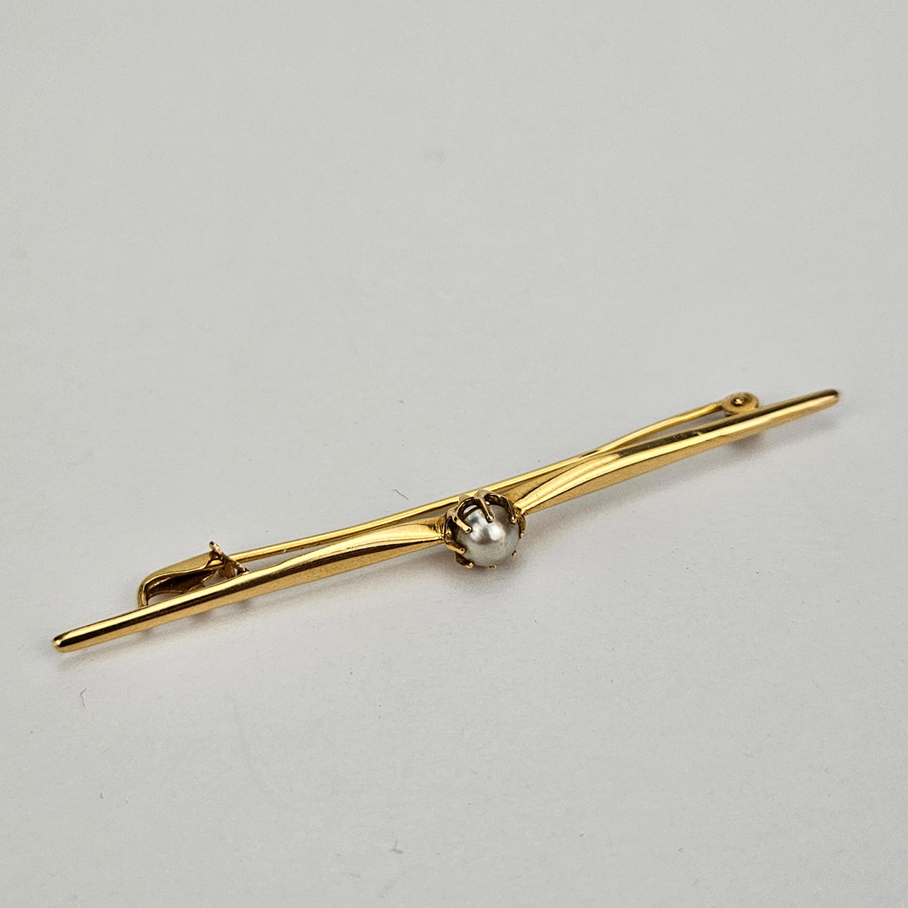 BROSCHE, Gold, 18 K, mit halber Perle, Gewicht ca. 1,7 Gramm.