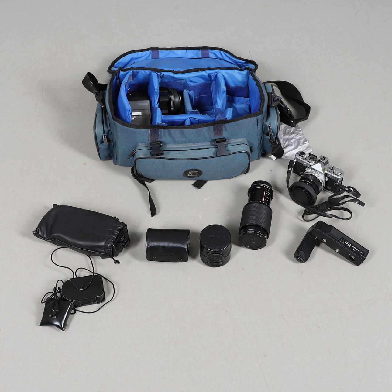 OLYMPUS OM-1 KAMERA, LINSER & TILLBEHÖR.