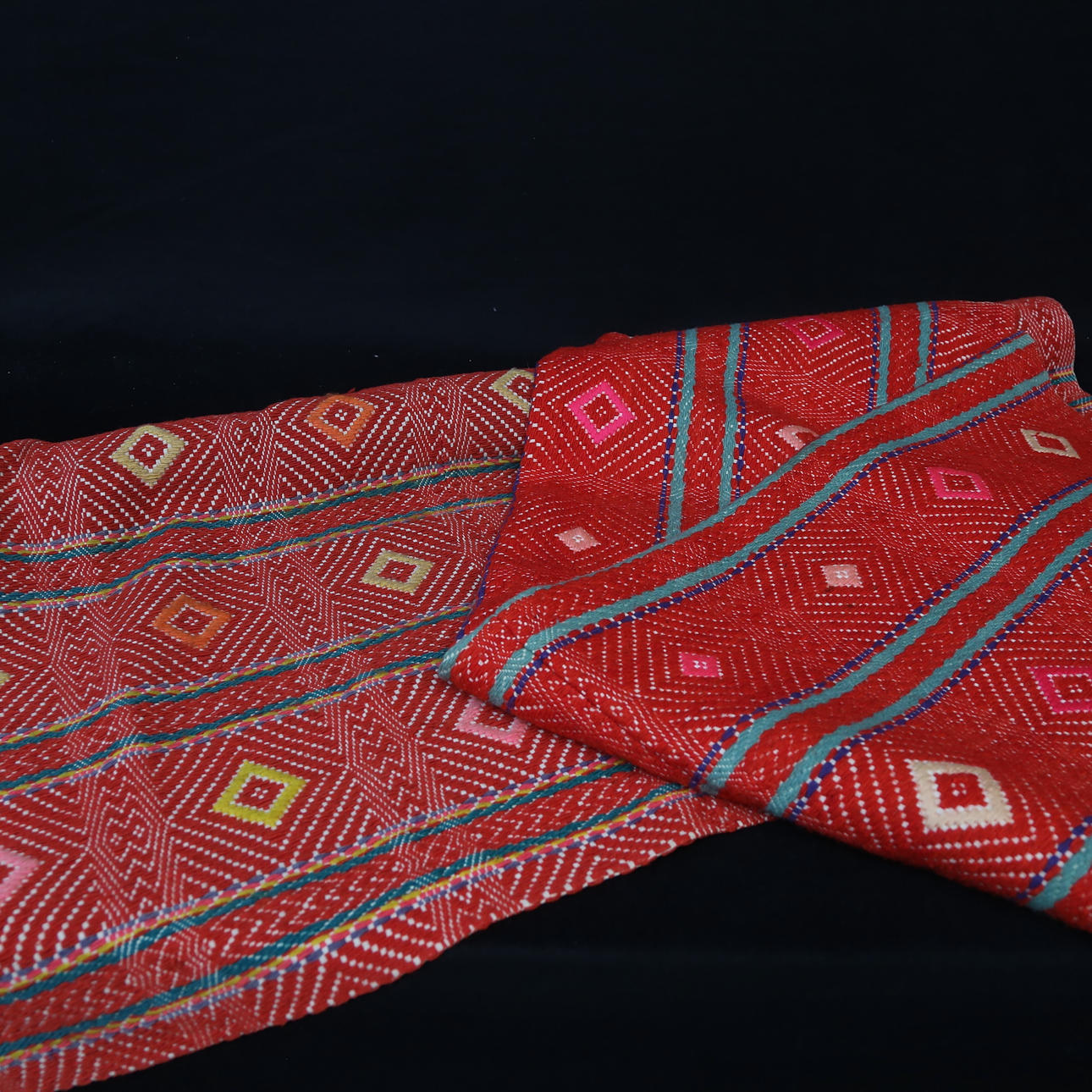 Un conjunto de dos colchas textiles, según se informa, Lappfjällen, Ostrobotnia, Finlandia.