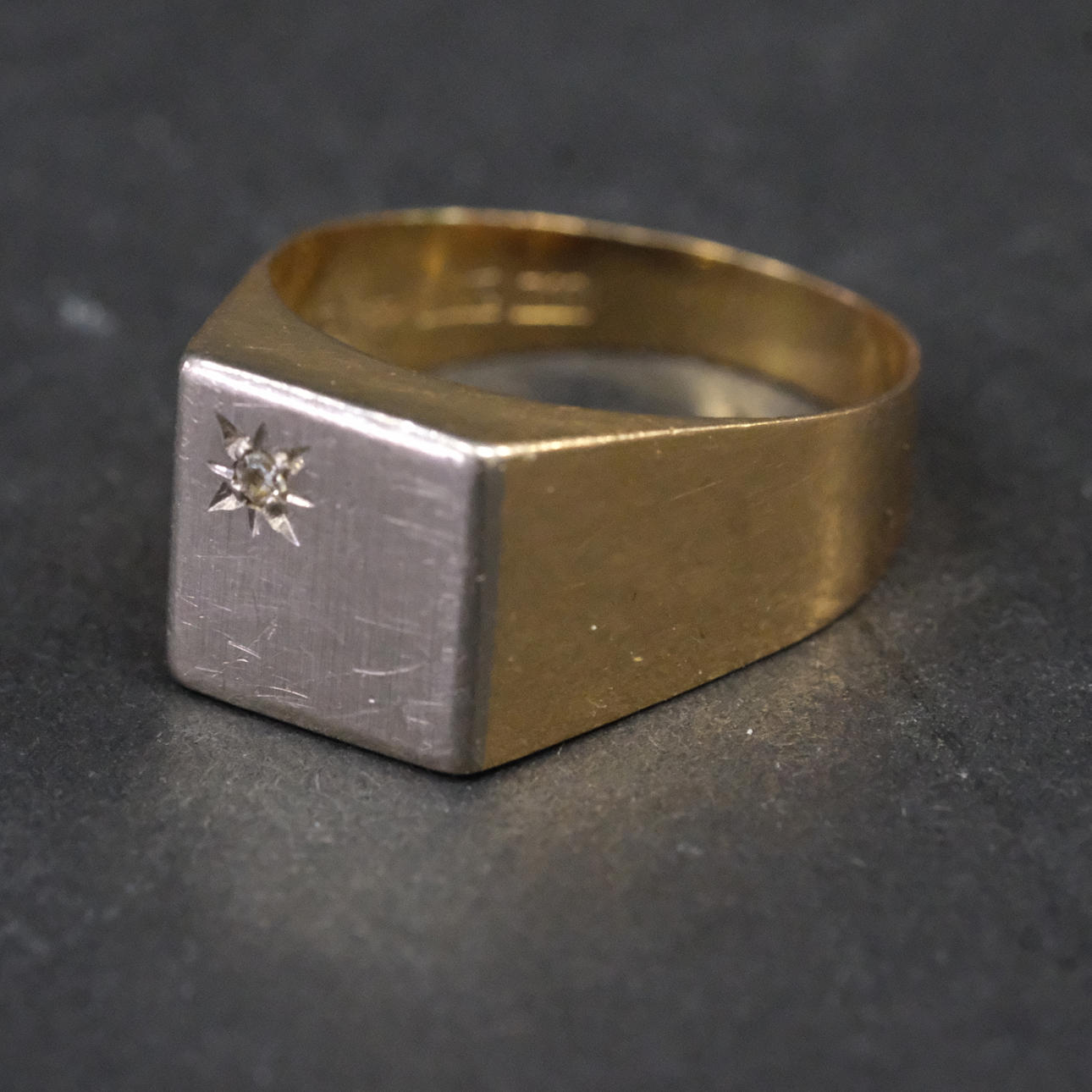 KLACKRING MED DIAMANT, 0,02CT, 18K GULD.