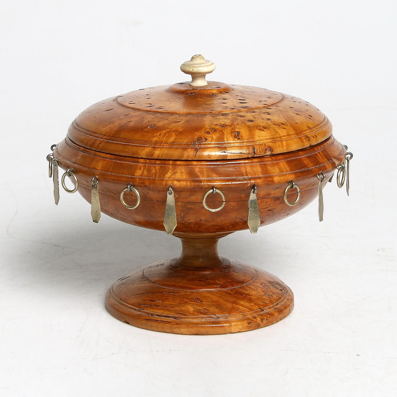 LOCKSKÅL med HÄNGEN, masurbjörk, ben och metall, möjligen samearbete, omkring sekelskiftet 18/1900.