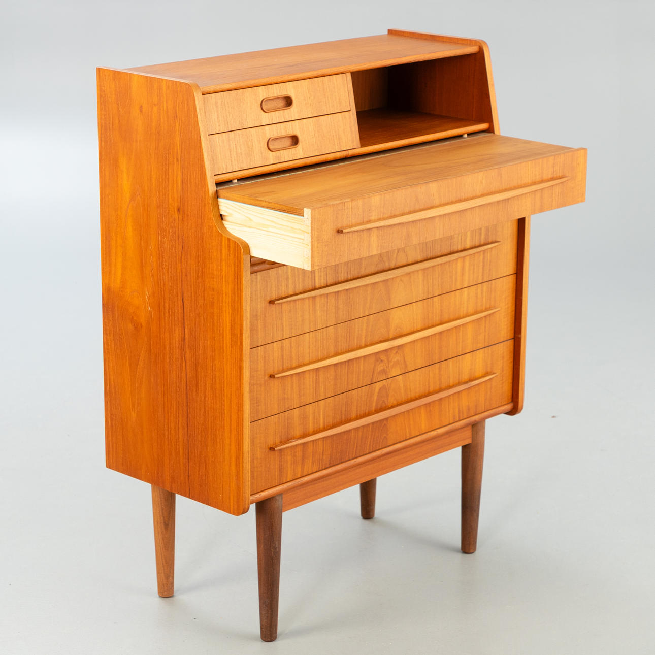 Tiikkisihteeri peilillä, 1960-luku.