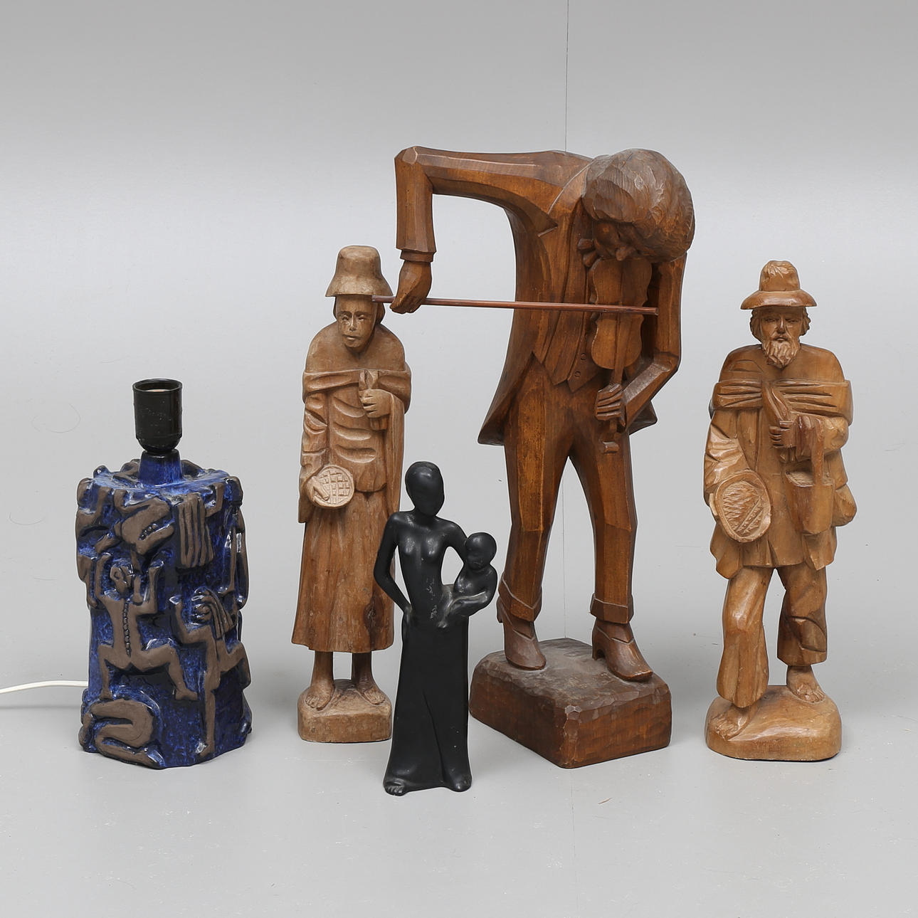 FIGURINER, 4 st samt BORDSLAMPA, trä och keramik, bl.a Sys Marstrand Jie Gantofta.