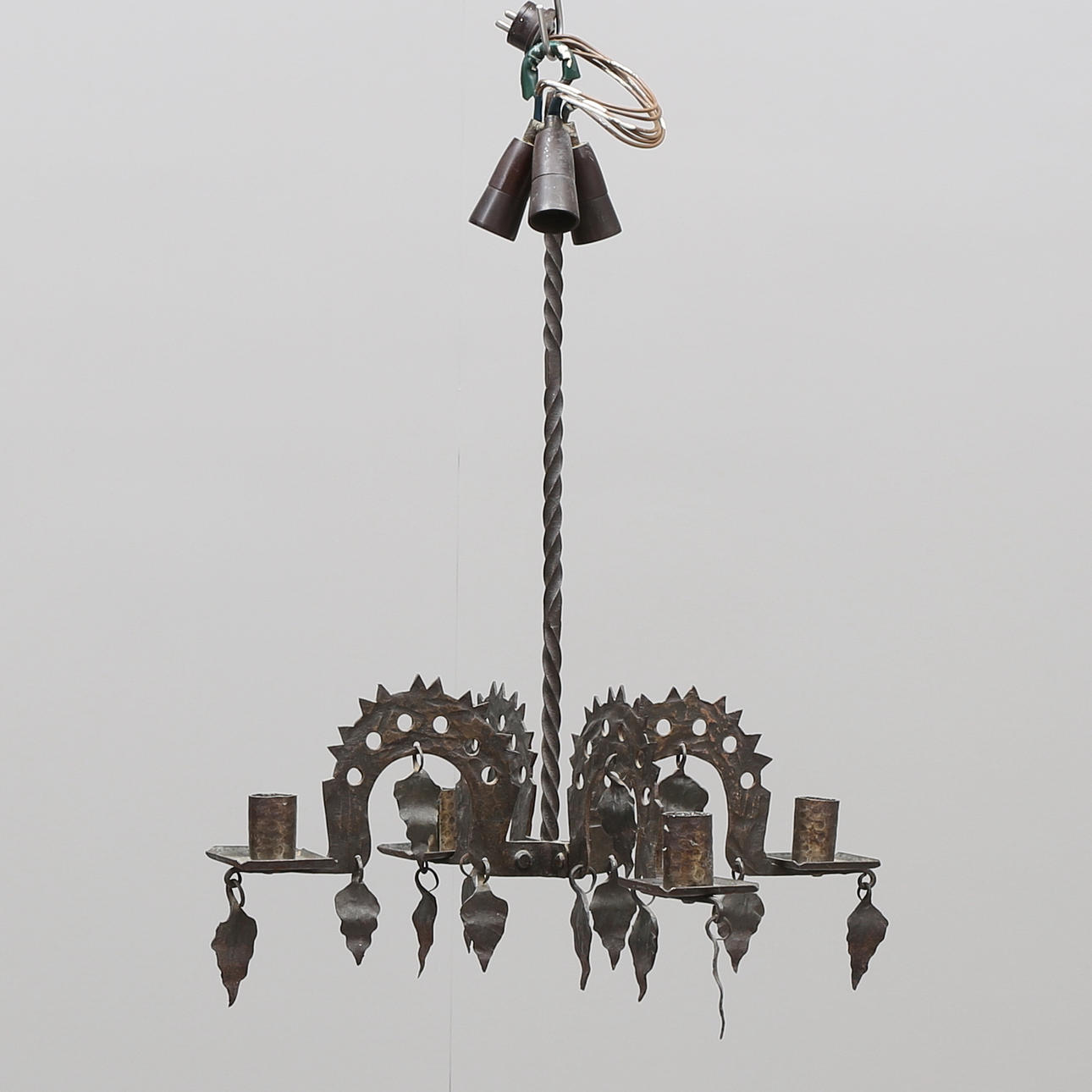 LJUSKRONA för 4 ljus, 3 ljuspunkter, smide, 1900-talets första hälft.