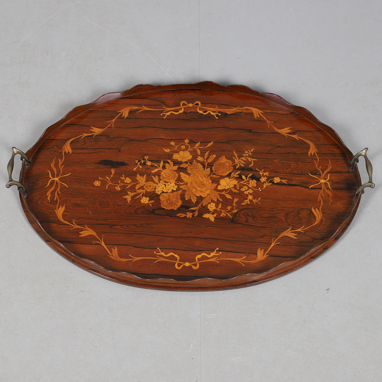 EN EDWARDIANSK INLAGD TEBRICKA.