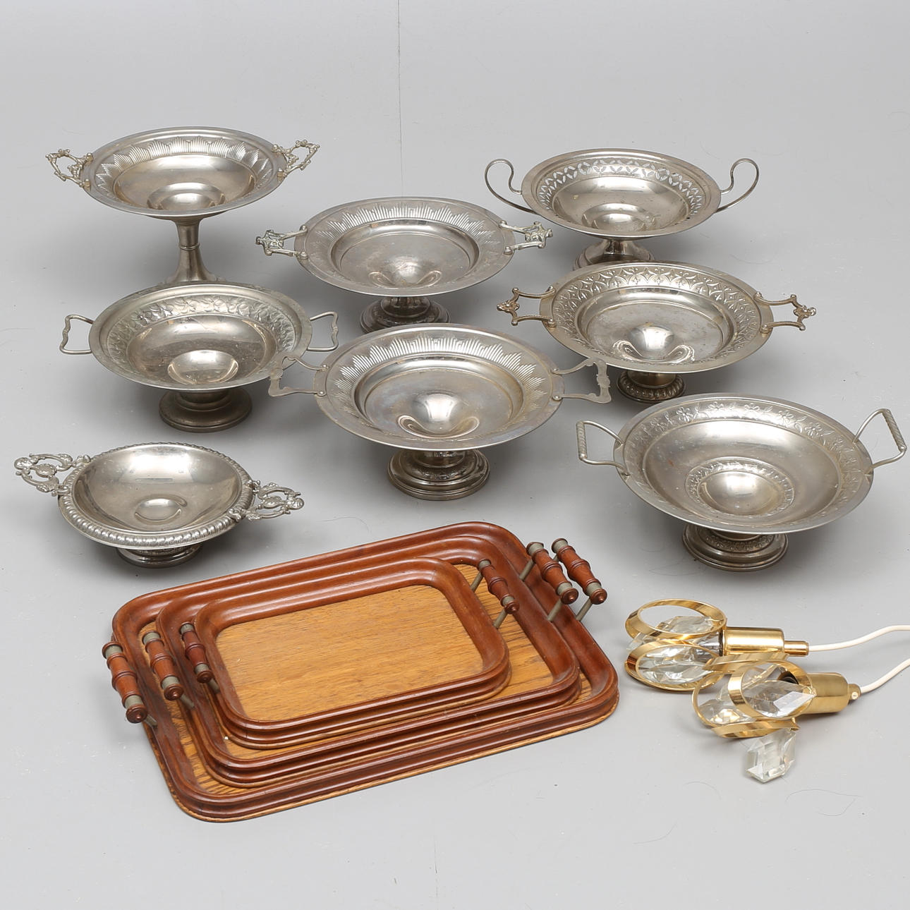 KAKFAT, BRICKOR, FÖNSTERBELYSNINGAR, 13 delar, nickel, mässing, trä.