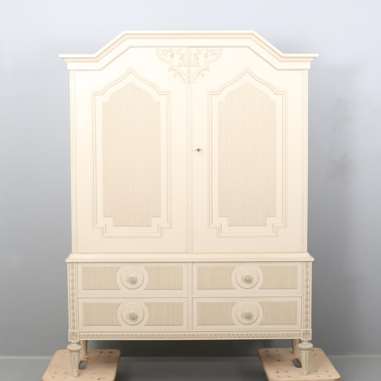 SALSSKÅP, gustaviansk stil 1900-tal.