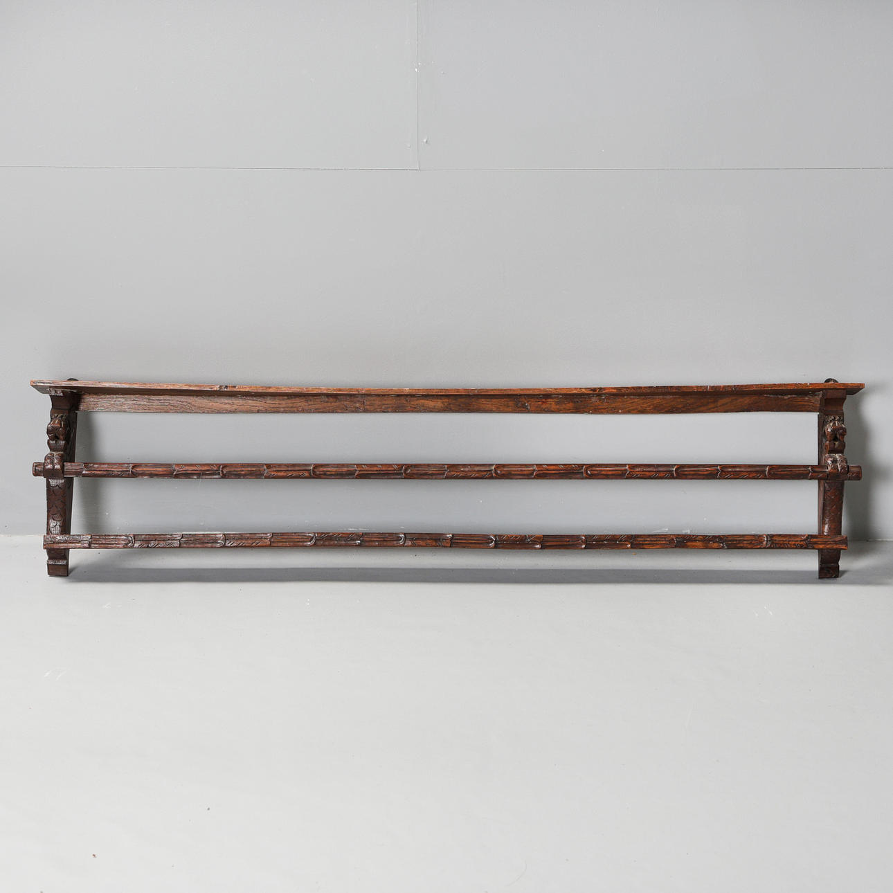 ET LILLE VÆGSTATIV I EGETRÆ MED LØVEFORMSTØTTER.