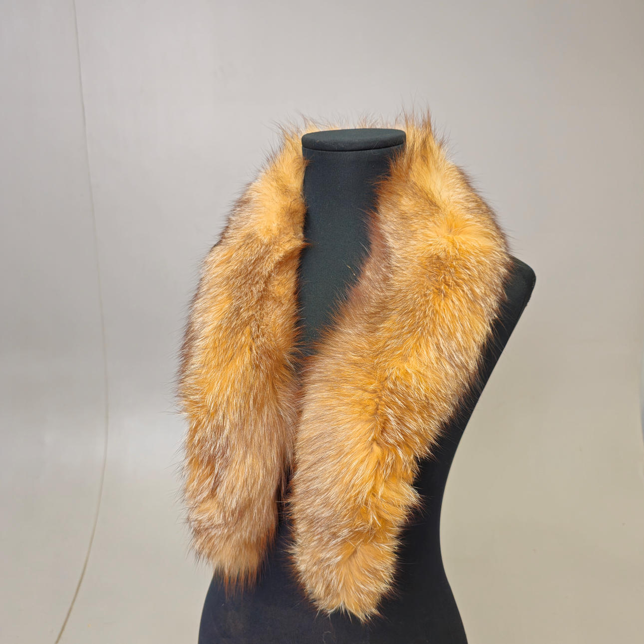 SMOKINGKRAGEN IN FUCHSFARBEN KAMEL.