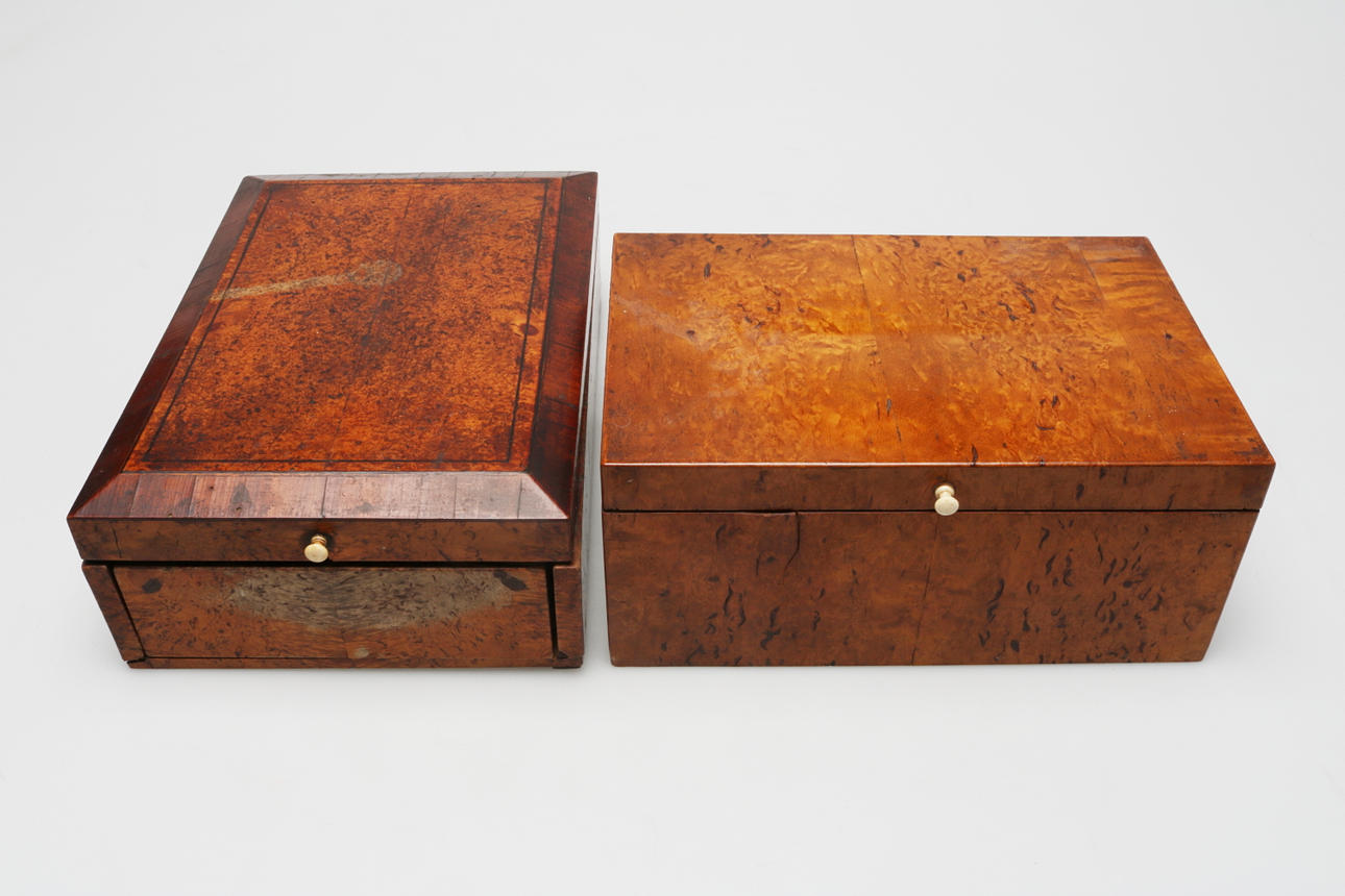 RAKSPEGEL samt SKRIN, 2 delar, trä, 1800-tal.