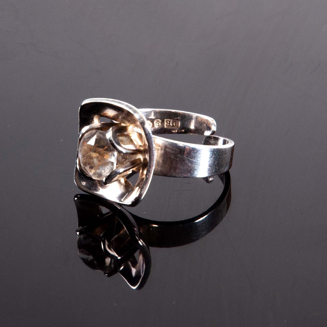 RING, sølv med bjergkrystal.