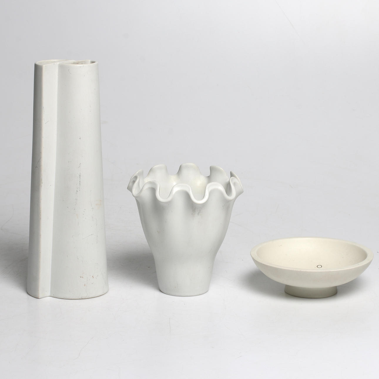 WILHELM KÅGE. VASER och SKÅL, 3 delar, "Surrea", "Våga" och "Carrara", Gustavsberg, 1900-talets mitt.