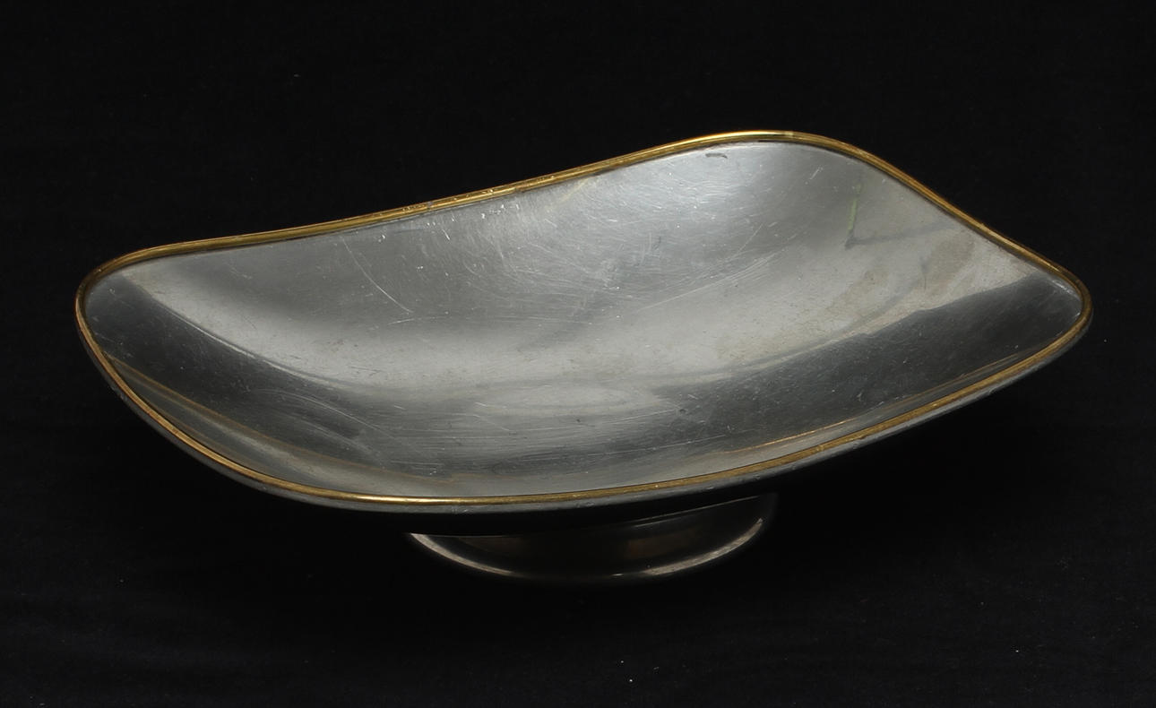 SKÅLFAT, tenn. Firma Svenskt Tenn, 1956.