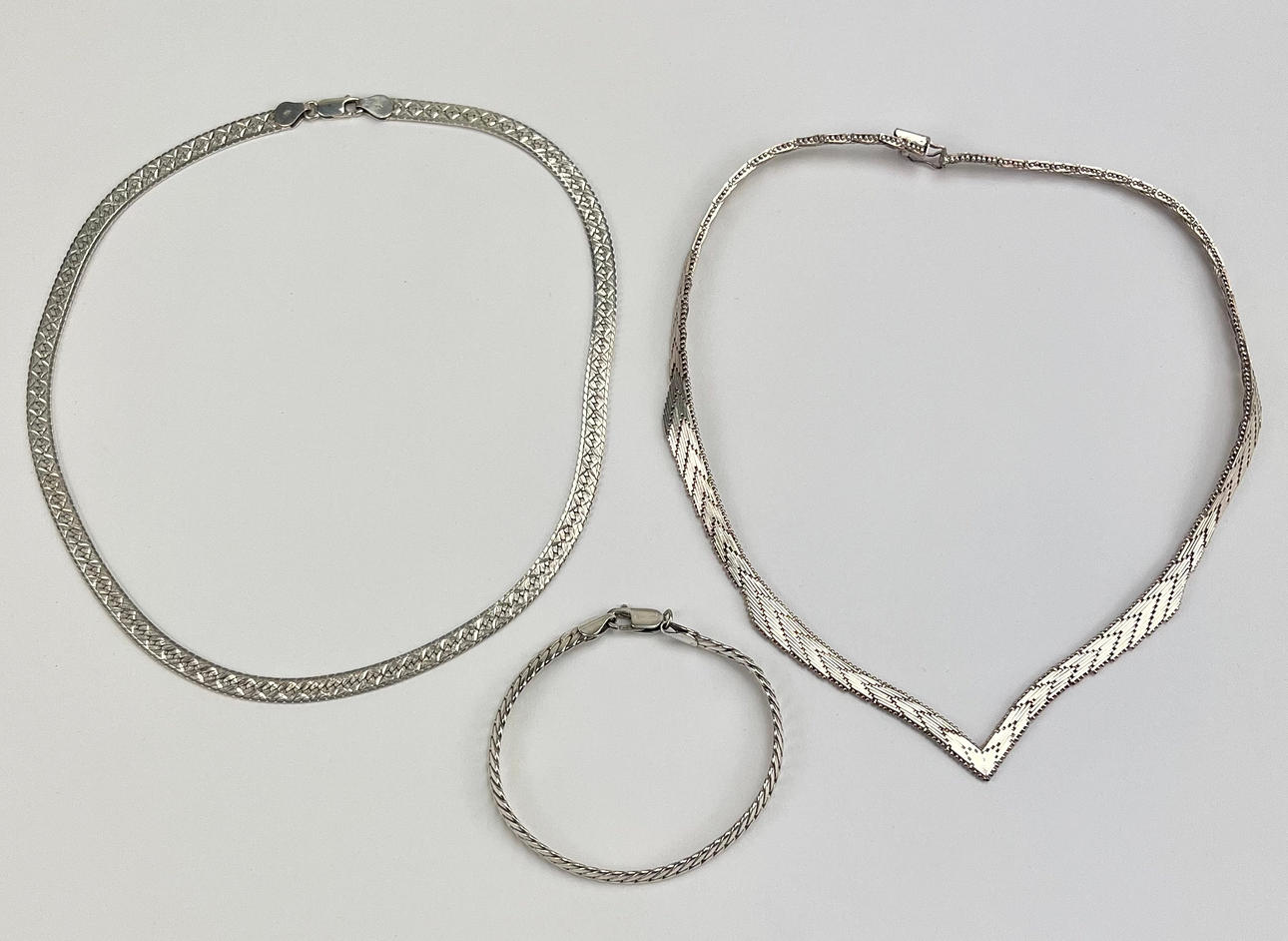 HALSKÆDE OG ARMBÅND, 3 stk., sølv.