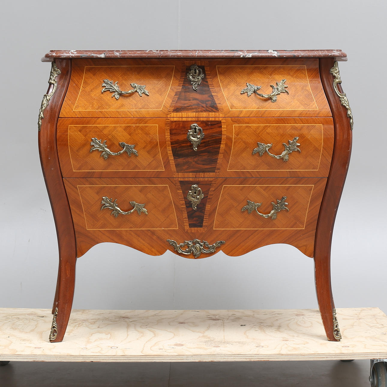 BYRÅ med stenskiva, nyrokoko, Alsterbro möbelfabrik, 1900-talets andra hälft.