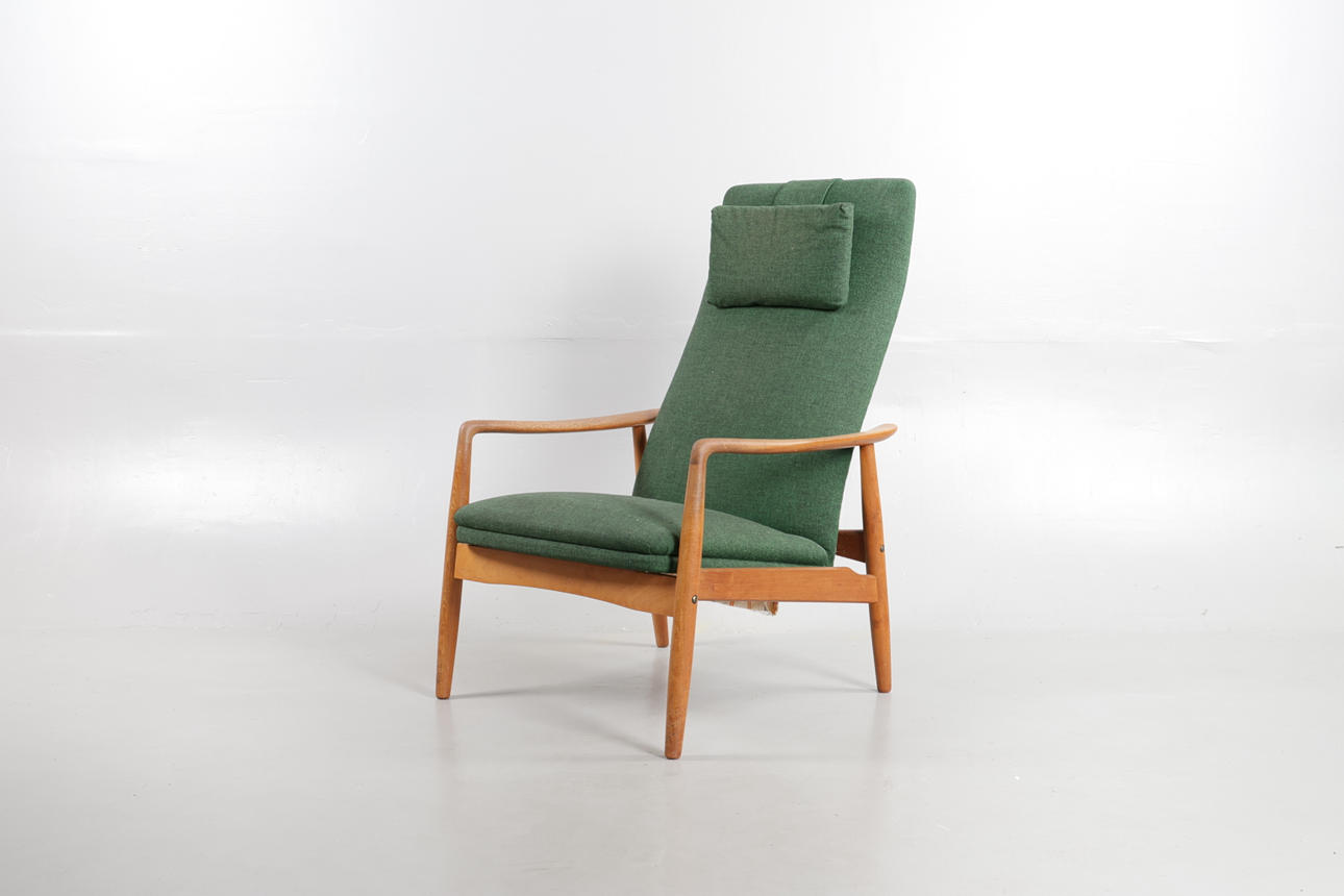 SØREN LADEFOGED. Armchair in solid teak, adjustable seating position, upholstered in wool, model '72'.