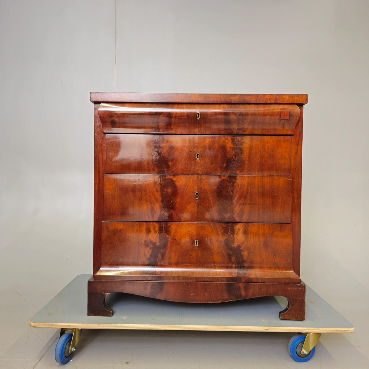 KOMMODE IM BIEDERMEIER-STIL.