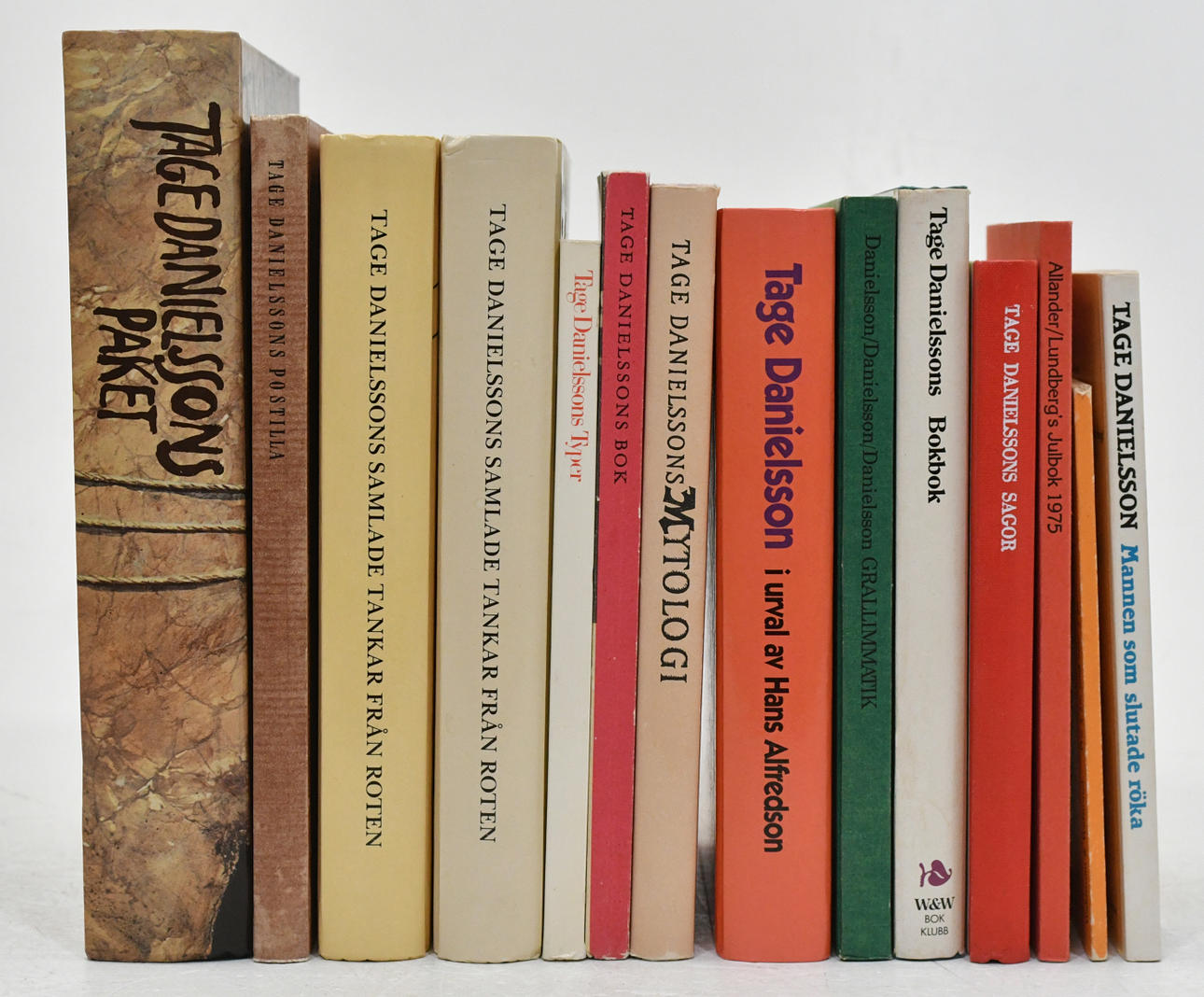 Böcker av och om Tage Danielsson. 14 volymer.