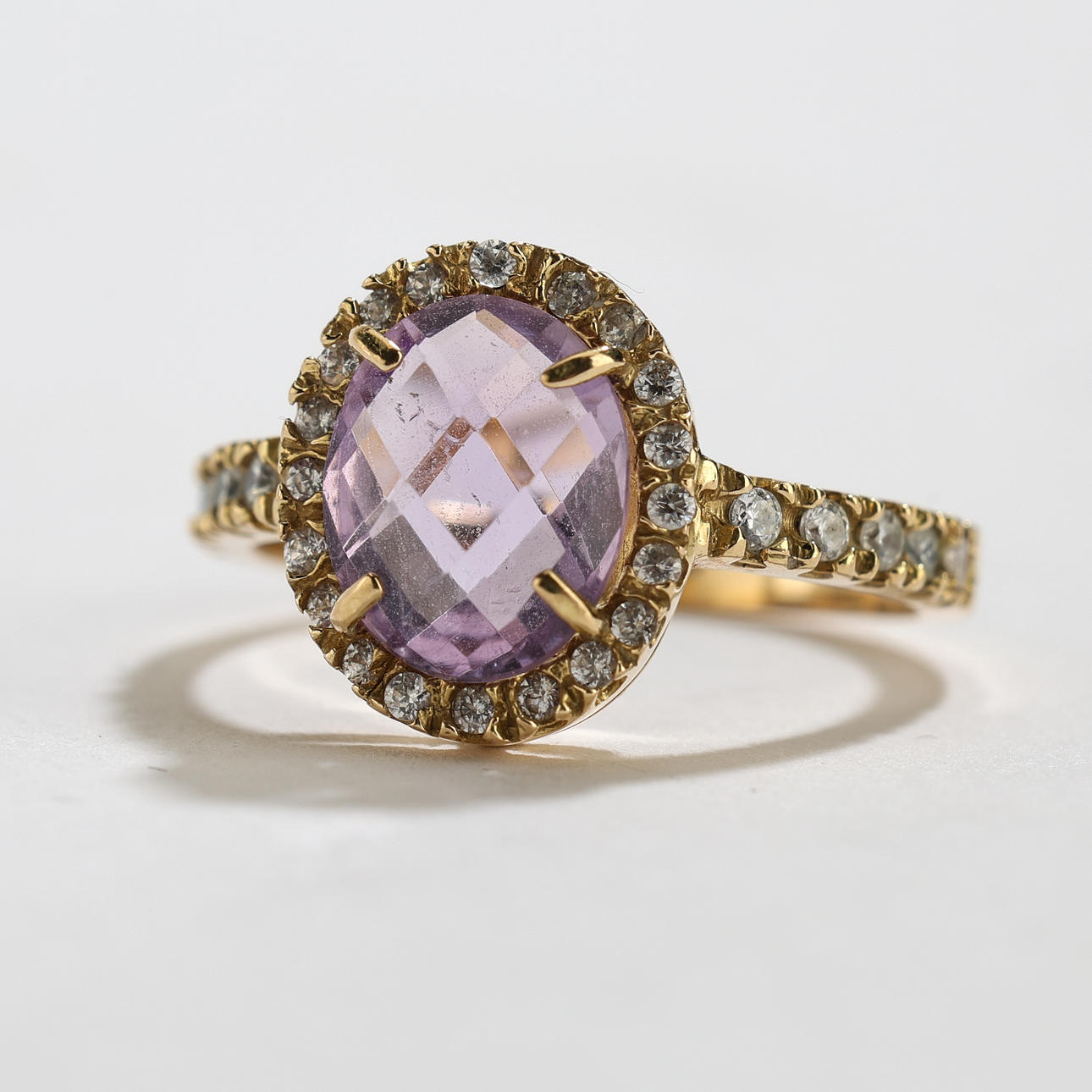 RING, 18K guld, ametyst, hvide sten.