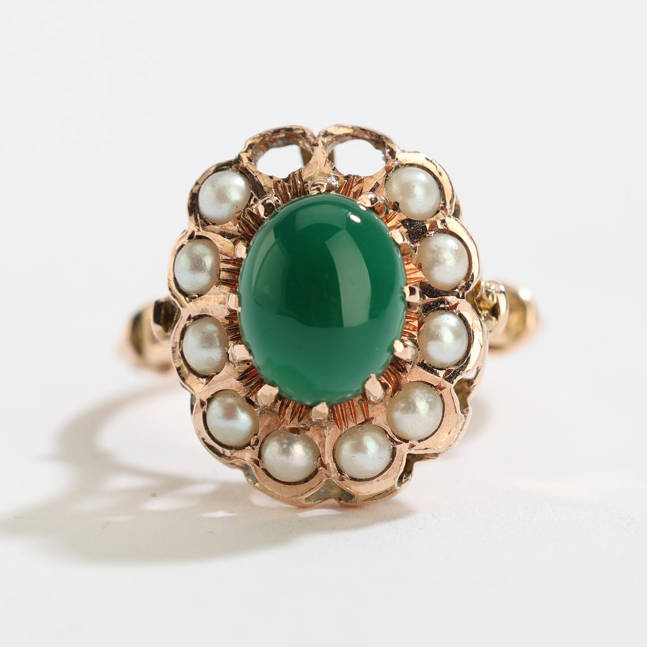 RING, 18 K Gold, grüner Achat und orientalische Perlen.