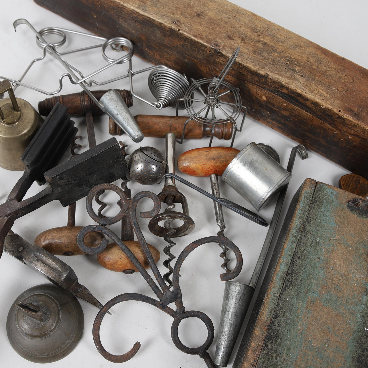 ERÄ, 20 kpl, puu & metalli, enimmäkseen yleisesineitä.