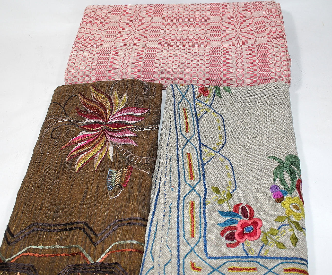 DUKAR, 3 st, 1 st linneduk, 2 st handbroderade.