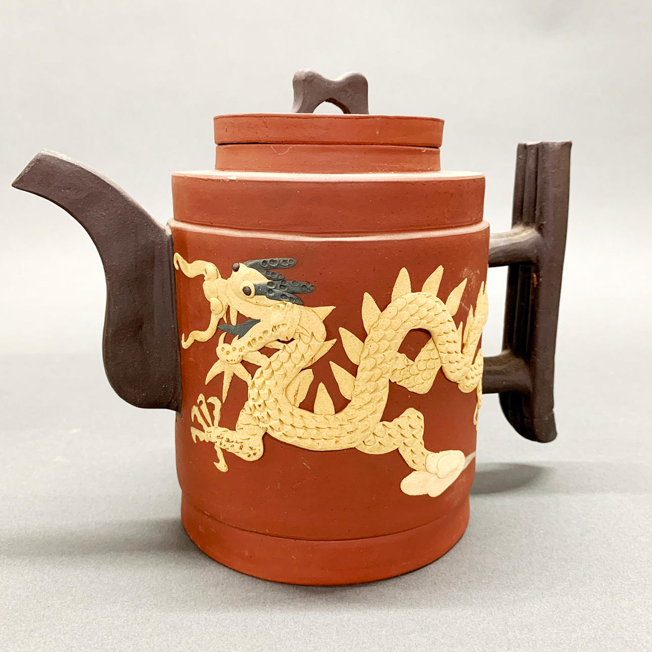 CHINESE MID 20TH YIXING TERRACOTTA TEAPOT.