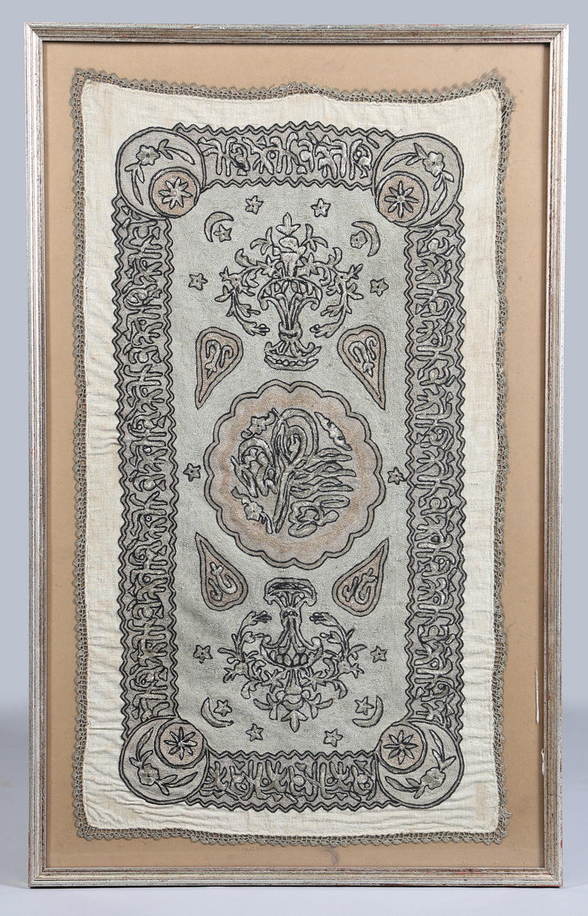 EIN GERAHMTES TEXTIL AUS DEM NAHEN OSTEN.