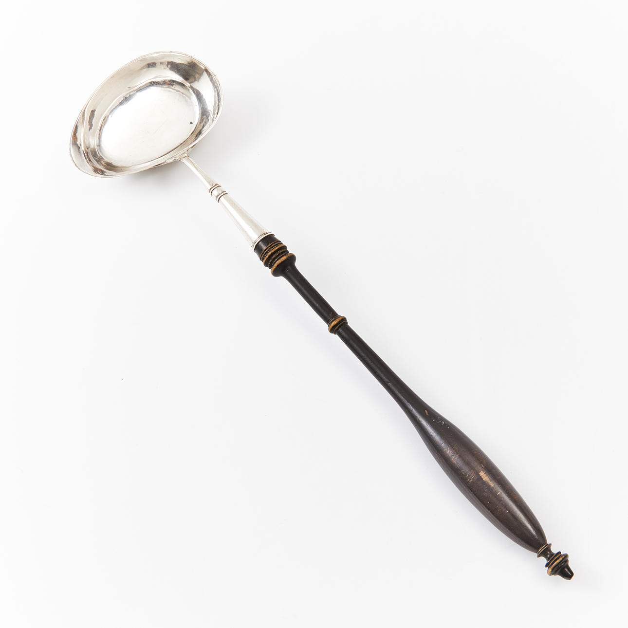 SOPPSLEV, silver, svarvat träskaft, Anders Rahm, Norrköping 1824.