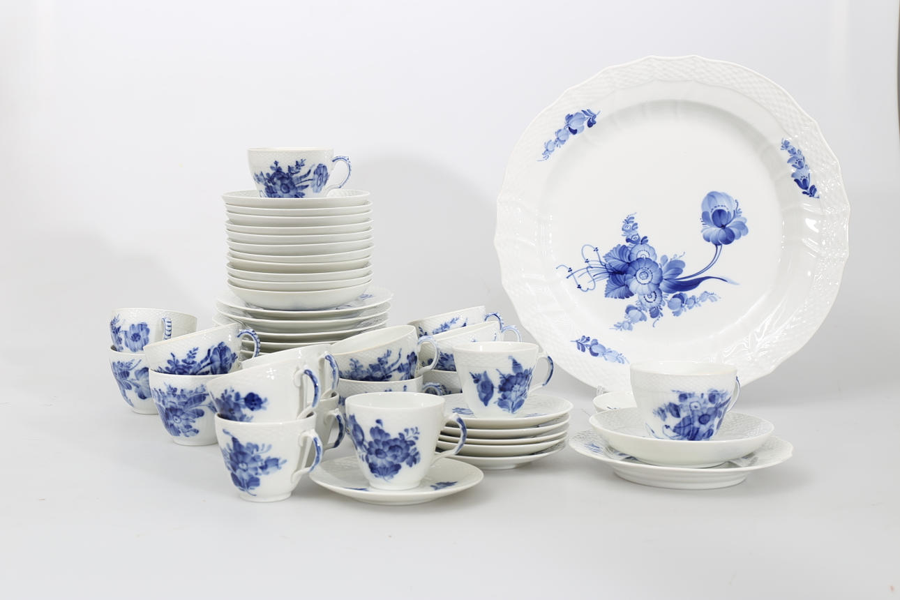 KAFFESERVIS OCH MOCKAKOPPAR MED FAT, porslin, "Blå Blomster", 49 delar, Kunglig Dansk.