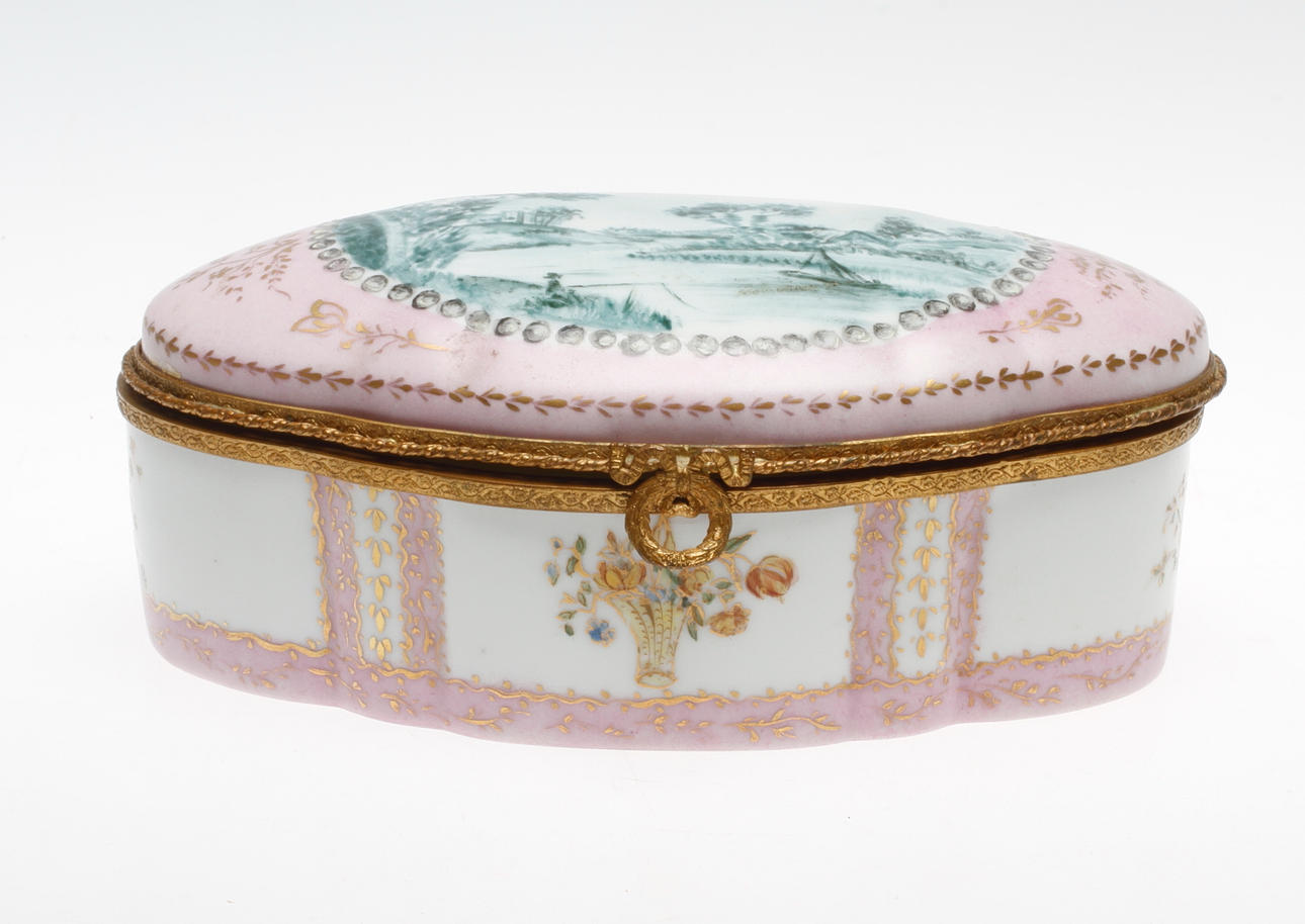 SMYCKESSKRIN, porslin, 1900-tal.
