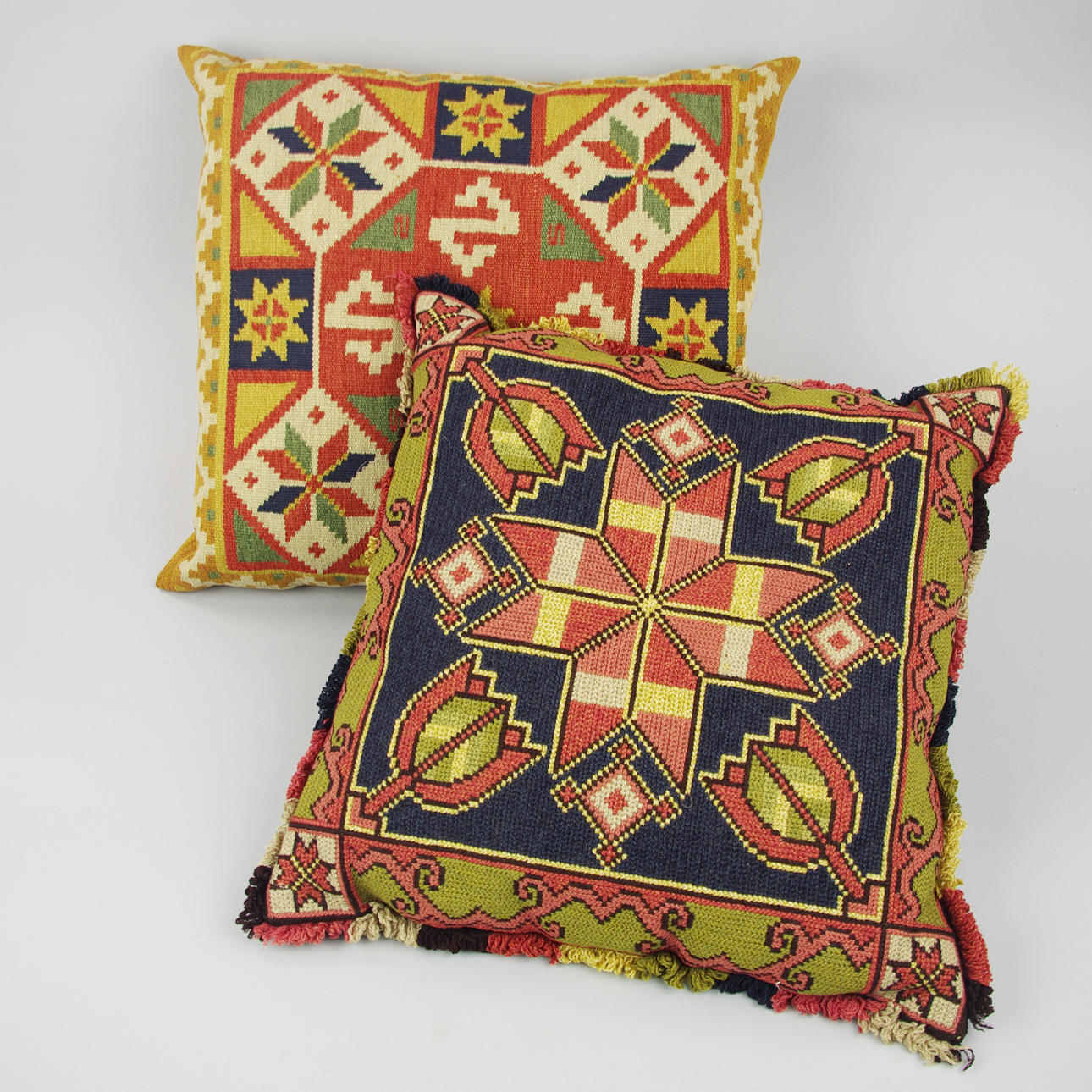 KUDDAR, 2 stycken allmogebroderade varav en twistbroderi.