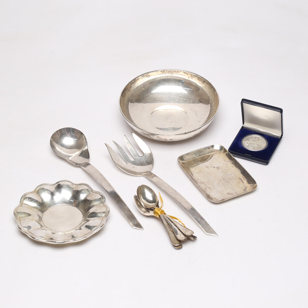 SILVERFÖREMÅL, total vikt ca 701 gram.