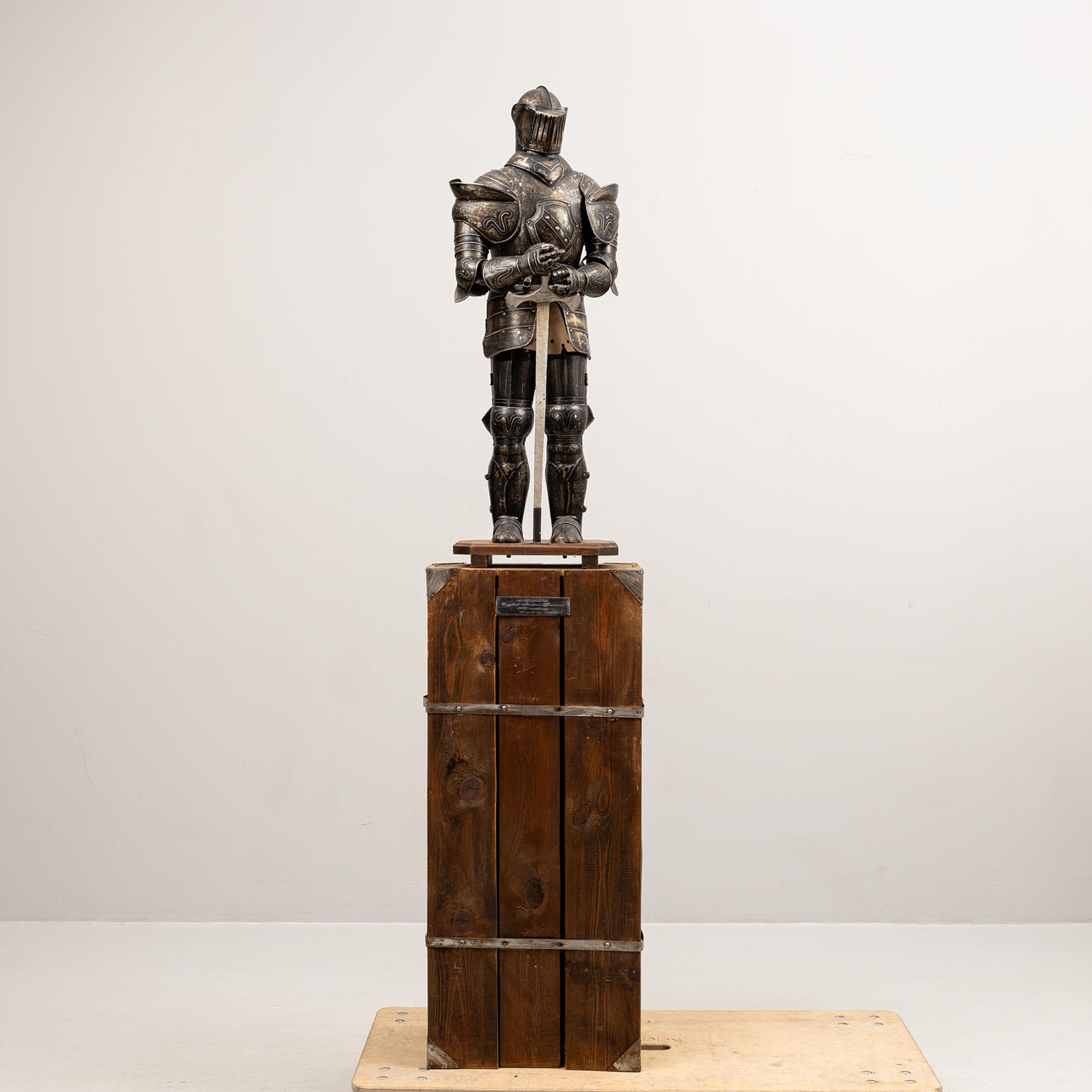 RIDDERRUSTNING, model, malet metal, 21. århundrede.