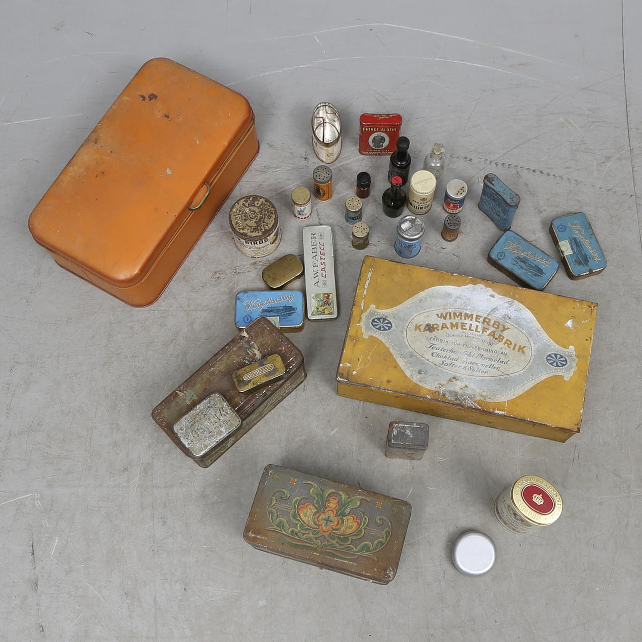 PLÅTBURKAR MED MERA, 1900-talets mitt.