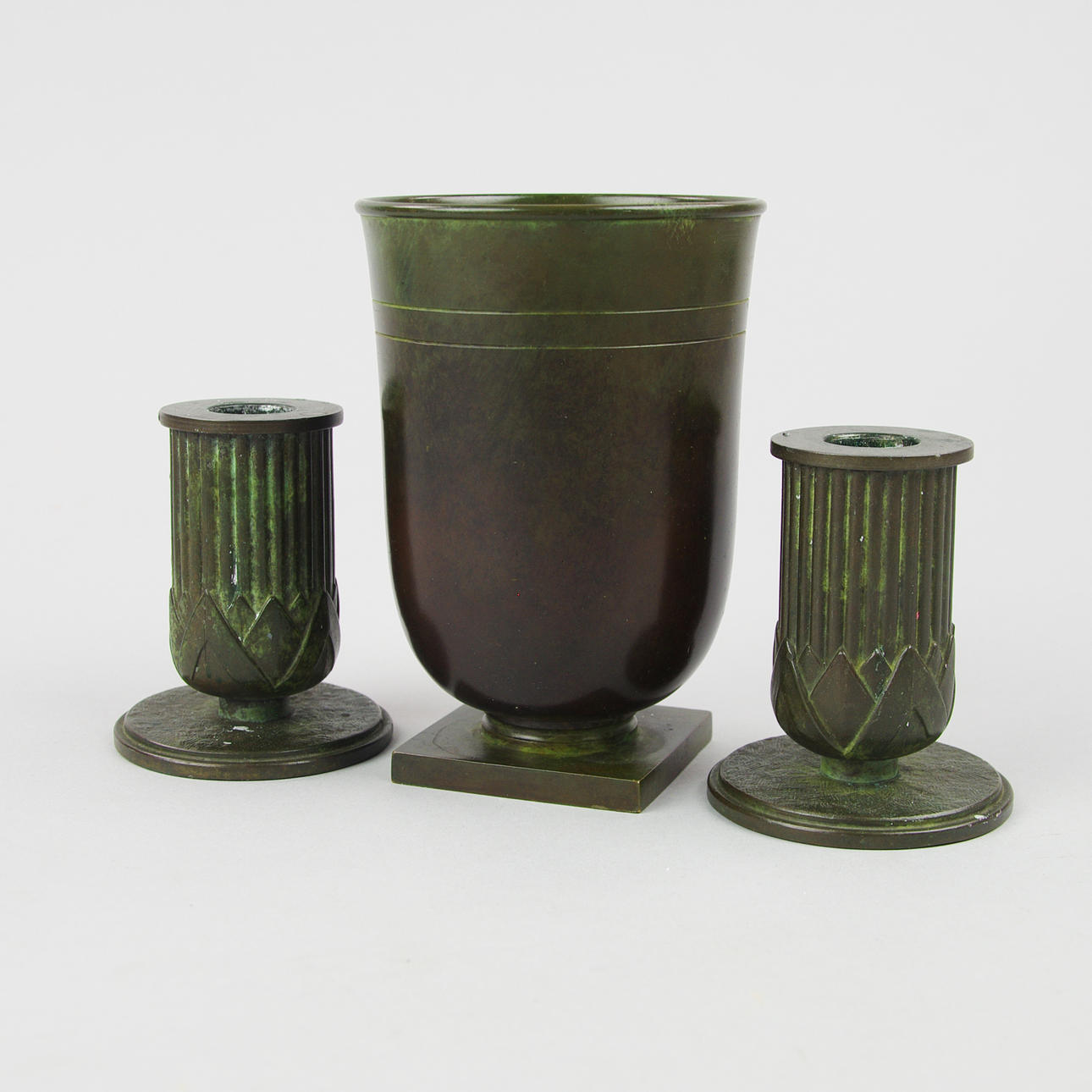 LJUSSTAKAR SAMT VAS, brons, vasen märkt GAB.