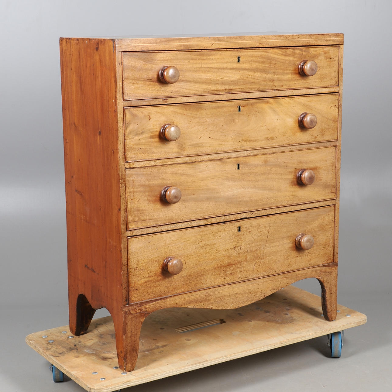 EINE MAHAGONI-KOMMODE MIT VIER SCHUBLADEN.