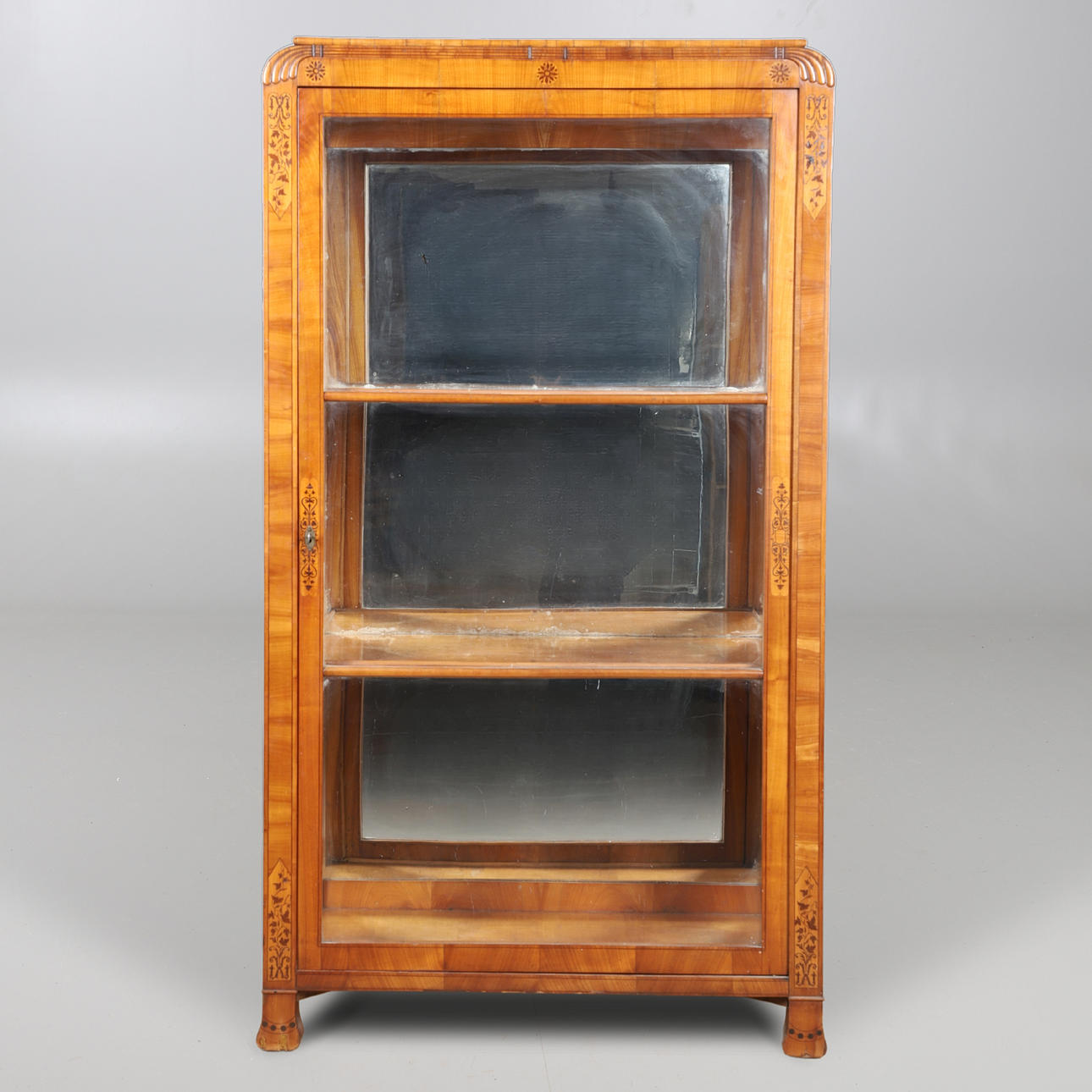 EN BIEDERMEIER VALNÖT (?) OCH SKYLTSKÅP.