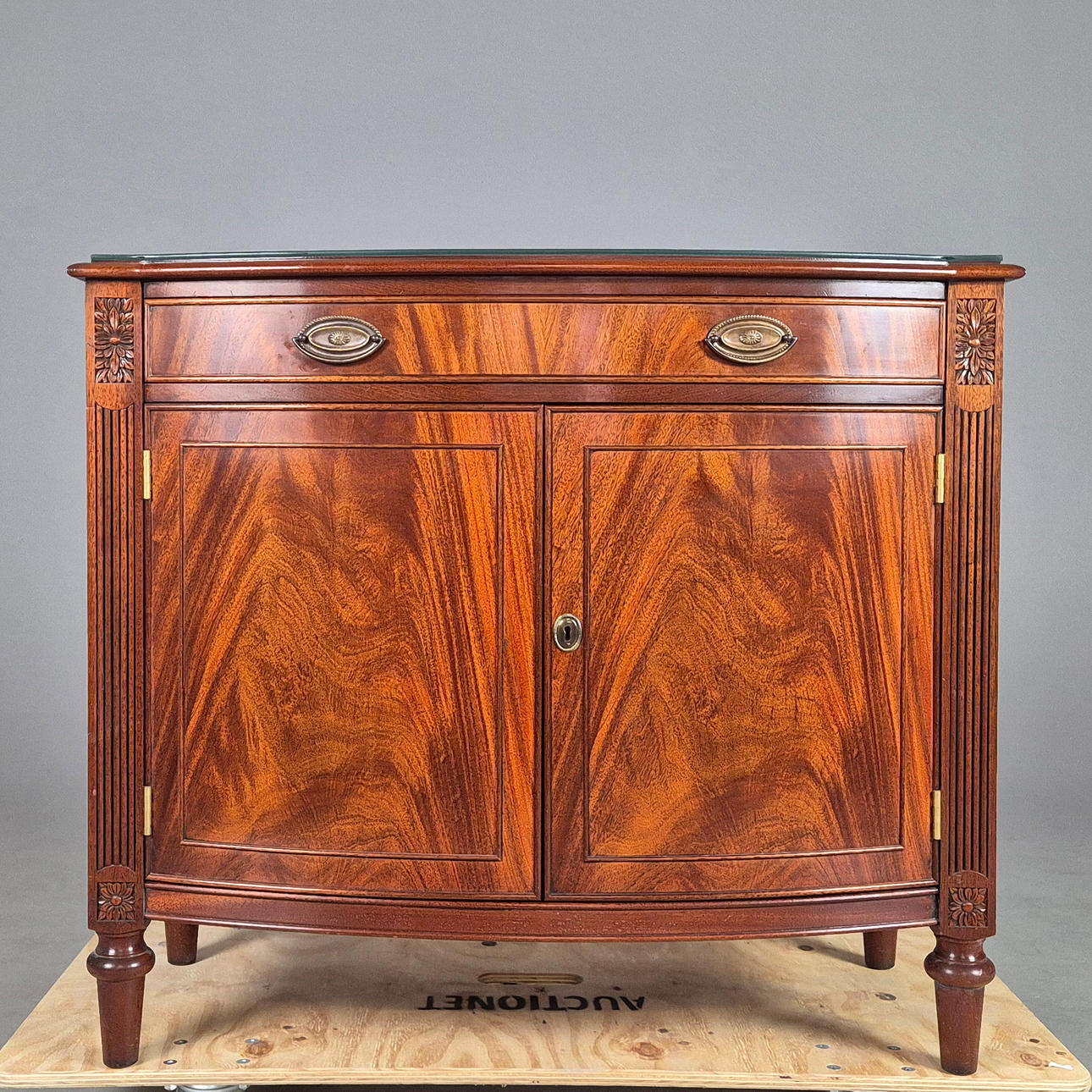 CHARLES BARR BEISTELLSCHRANK.