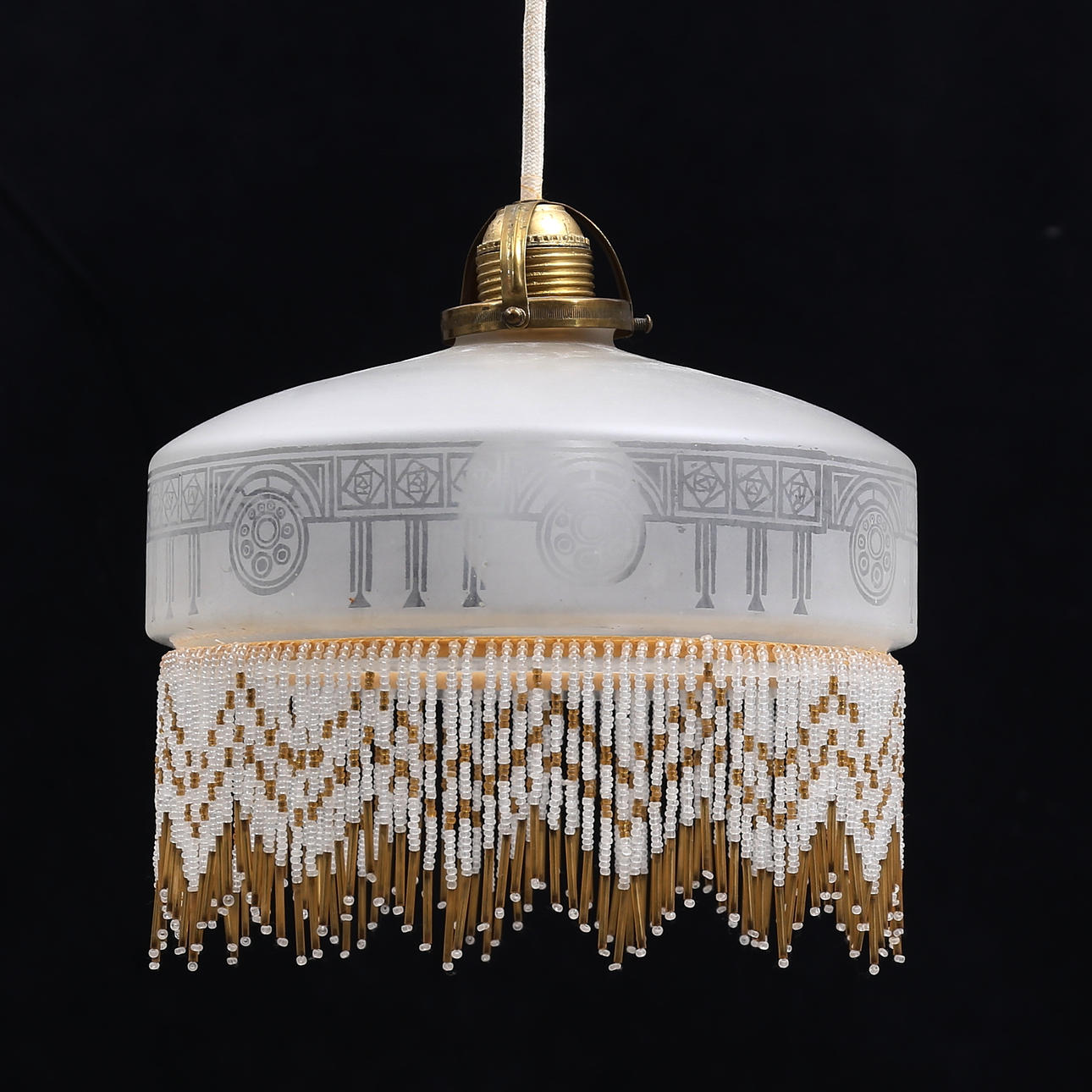 Eine Deckenlampe mit Perlenrand, erste Hälfte des 20. Jahrhunderts.