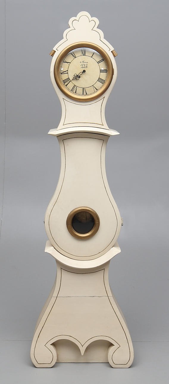 GOLVUR, vitmålat, rokokostil.